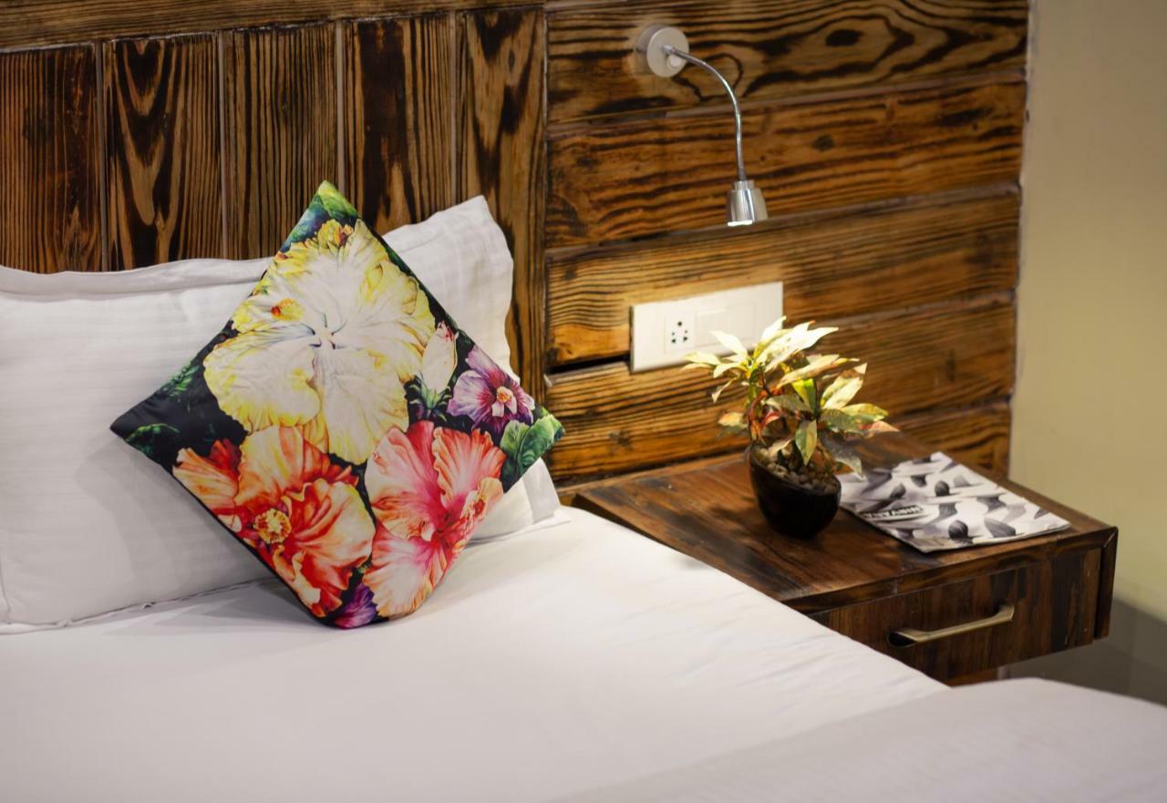 Nirvana Lodge And Lounge Массури Экстерьер фото